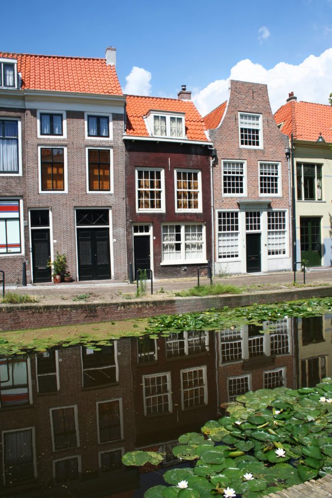 Oude grachtenpanden gelegen in Nederland. Oude grachtenpanden